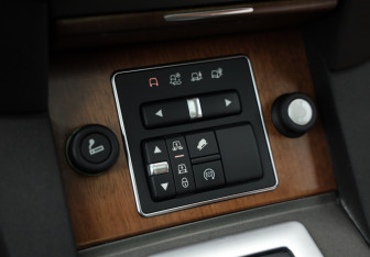 Подержанный автомобиль Land Rover Discovery 2016 года (21 фото)