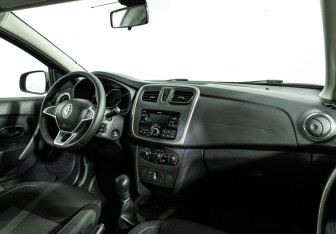 Подержанный автомобиль Renault Sandero 2020 года (9 фото)