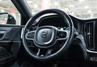 Подержанный автомобиль Volvo S60 2019 года (18 фото)