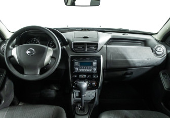 Подержанный автомобиль Nissan Terrano 2014 года (13 фото)