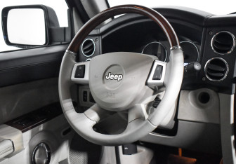 Подержанный автомобиль Jeep Commander 2008 года (17 фото)