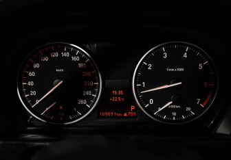 Подержанный автомобиль BMW X1 2014 года (12 фото)