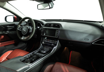 Подержанный автомобиль Jaguar XE 2016 года (9 фото)