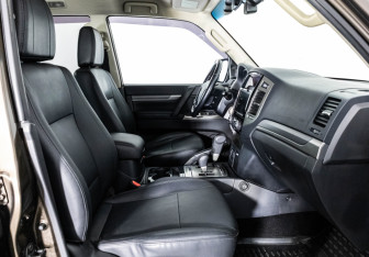 Подержанный автомобиль Mitsubishi Pajero 2017 года (23 фото)