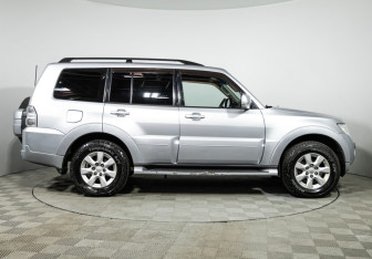Подержанный автомобиль Mitsubishi Pajero 2011 года (4 фото)
