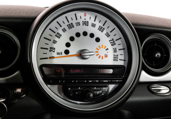 Подержанный автомобиль MINI Hatch 2011 года (13 фото)