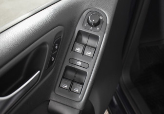 Подержанный автомобиль Volkswagen Golf Hatchback 2012 года (17 фото)