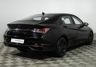 Подержанный автомобиль Hyundai Elantra Sedan 2021 года (5 фото)