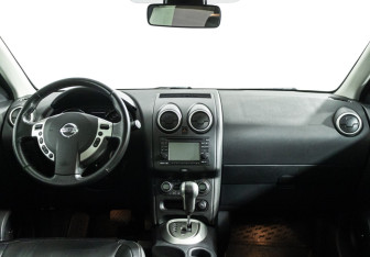 Подержанный автомобиль Nissan Qashqai 2012 года (13 фото)