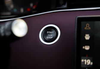 Подержанный автомобиль Land Rover Range Rover Evoque 2024 года (23 фото)