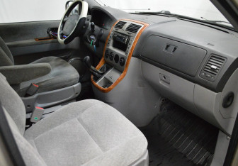 Подержанный автомобиль Kia Carnival 2004 года (10 фото)