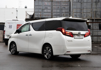 Подержанный автомобиль Toyota Alphard 2019 года (6 фото)