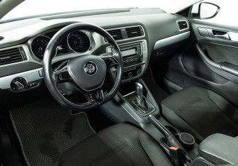 Подержанный автомобиль Volkswagen Jetta Sedan 2017 года (11 фото)