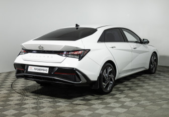 Подержанный автомобиль Hyundai Elantra Sedan 2023 года (5 фото)