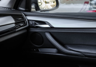 Подержанный автомобиль BMW X5 2017 года (16 фото)