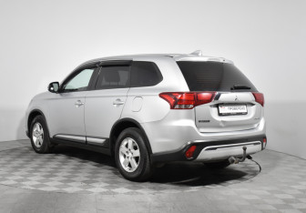 Подержанный автомобиль Mitsubishi Outlander 2019 года (7 фото)