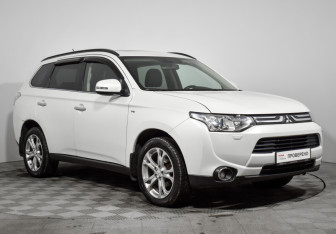 Подержанный автомобиль Mitsubishi Outlander 2013 года (3 фото)