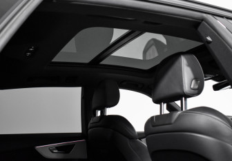 Подержанный автомобиль Audi Q8 2019 года (18 фото)