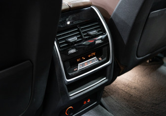 Подержанный автомобиль BMW X7 2020 года (21 фото)