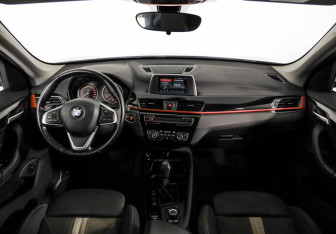 Подержанный автомобиль BMW X1 2017 года (10 фото)