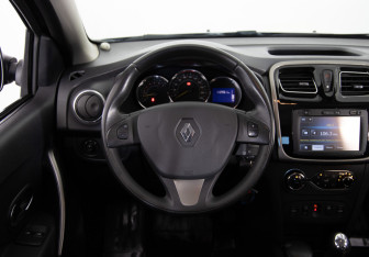 Подержанный автомобиль Renault Sandero 2015 года (10 фото)