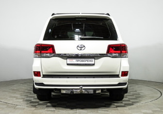 Подержанный автомобиль Toyota Land Cruiser Suv 2018 года (6 фото)