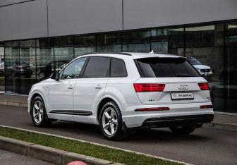 Подержанный автомобиль Audi Q7 2018 года (7 фото)