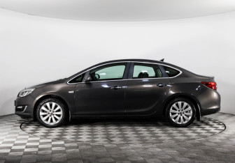 Подержанный автомобиль Opel Astra Sedan 2012 года (8 фото)