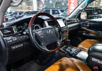 Подержанный автомобиль Lexus LX 2012 года (15 фото)