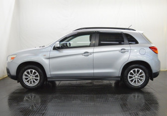Подержанный автомобиль Mitsubishi ASX 2011 года (8 фото)