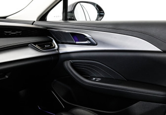 Подержанный автомобиль Hongqi H5 2024 года (18 фото)