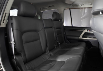 Подержанный автомобиль Toyota Land Cruiser Suv 2008 года (19 фото)