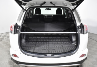 Подержанный автомобиль Toyota RAV4 2017 года (22 фото)