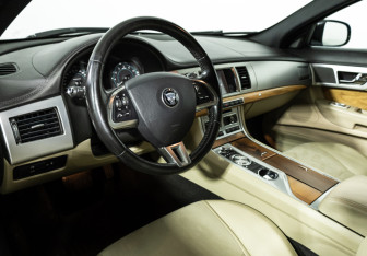 Подержанный автомобиль Jaguar XF Sedan 2015 года (11 фото)