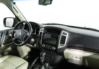 Подержанный автомобиль Mitsubishi Pajero 2017 года (9 фото)