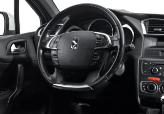 Подержанный автомобиль Citroen DS4 2012 года (14 фото)