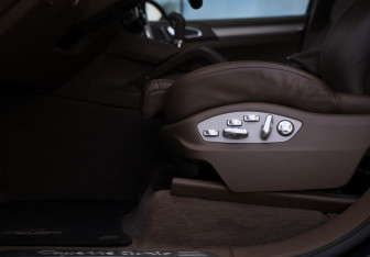 Подержанный автомобиль Porsche Cayenne 2010 года (25 фото)