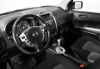 Подержанный автомобиль Nissan X-Trail 2010 года (9 фото)