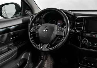 Подержанный автомобиль Mitsubishi Outlander 2017 года (16 фото)