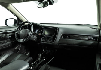 Подержанный автомобиль Mitsubishi Outlander 2018 года (9 фото)