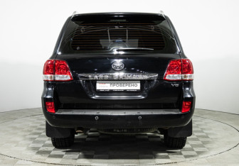 Подержанный автомобиль Toyota Land Cruiser Suv 2011 года (6 фото)