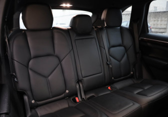 Подержанный автомобиль Porsche Cayenne 2015 года (16 фото)