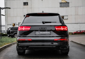 Подержанный автомобиль Audi Q7 2015 года (7 фото)