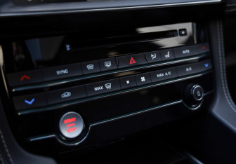 Подержанный автомобиль Jaguar F-Pace 2017 года (18 фото)