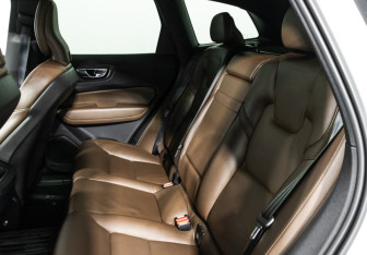 Подержанный автомобиль Volvo XC60 2020 года (10 фото)
