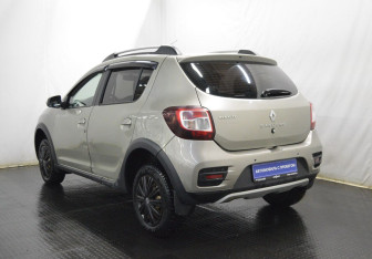 Подержанный автомобиль Renault Sandero 2015 года (7 фото)