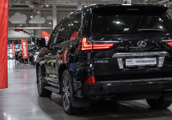 Подержанный автомобиль Lexus LX 2016 года (9 фото)