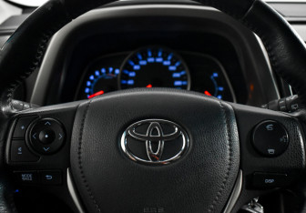 Подержанный автомобиль Toyota RAV4 2014 года (16 фото)