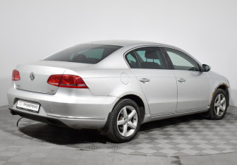 Подержанный автомобиль Volkswagen Passat Sedan 2011 года (5 фото)