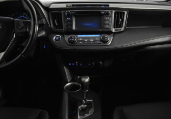 Подержанный автомобиль Toyota RAV4 2015 года (18 фото)